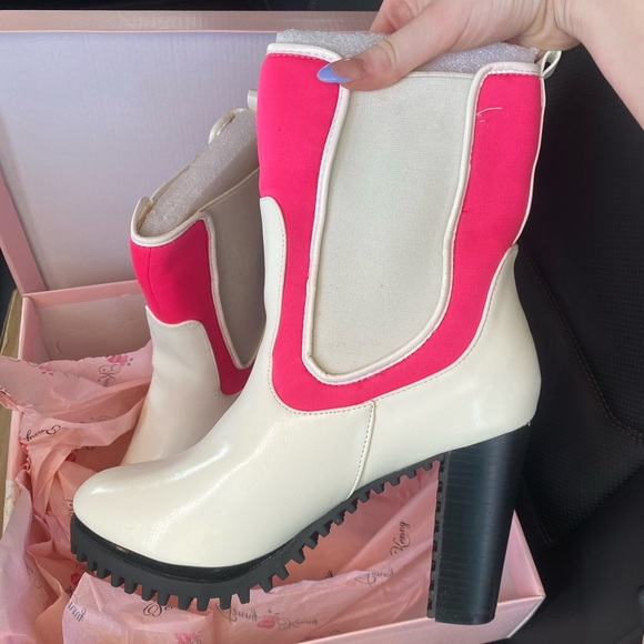 Selling brand new white and pink boots bought two bc of time concern, never worn - Picture 1 of 3